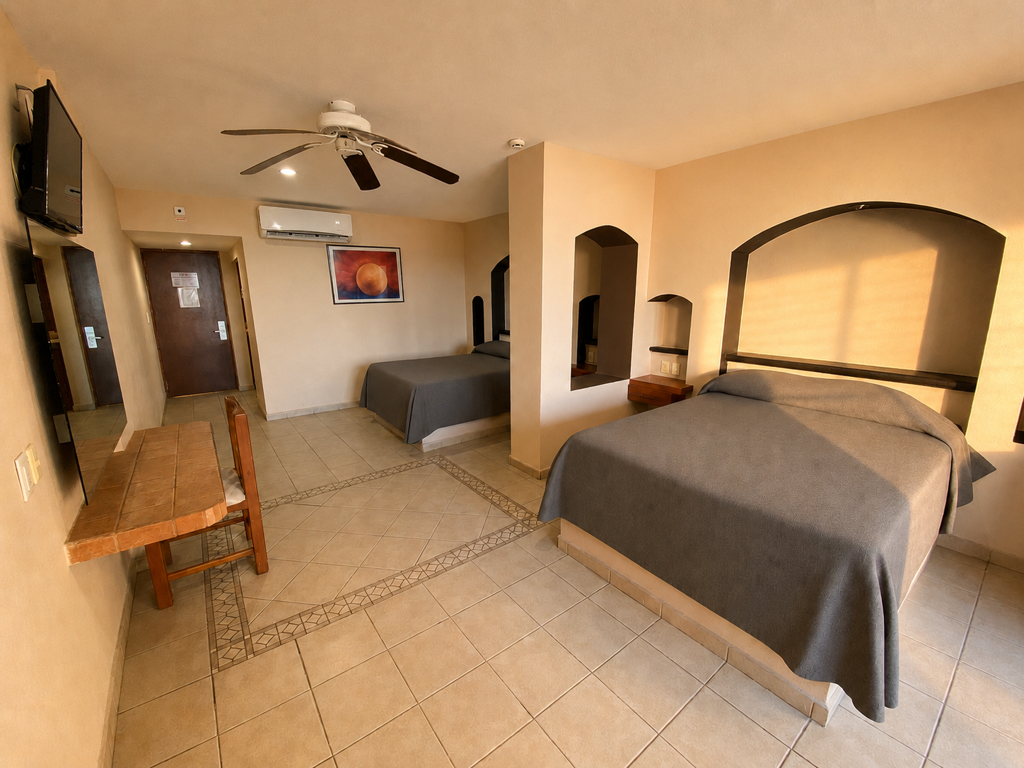 Habitación moderna con cama grande